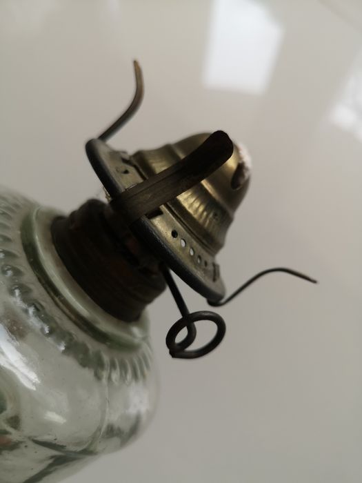 szklana lampa naftowa