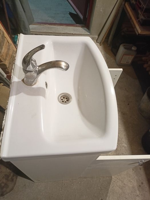 Умывальник с тумбочкой