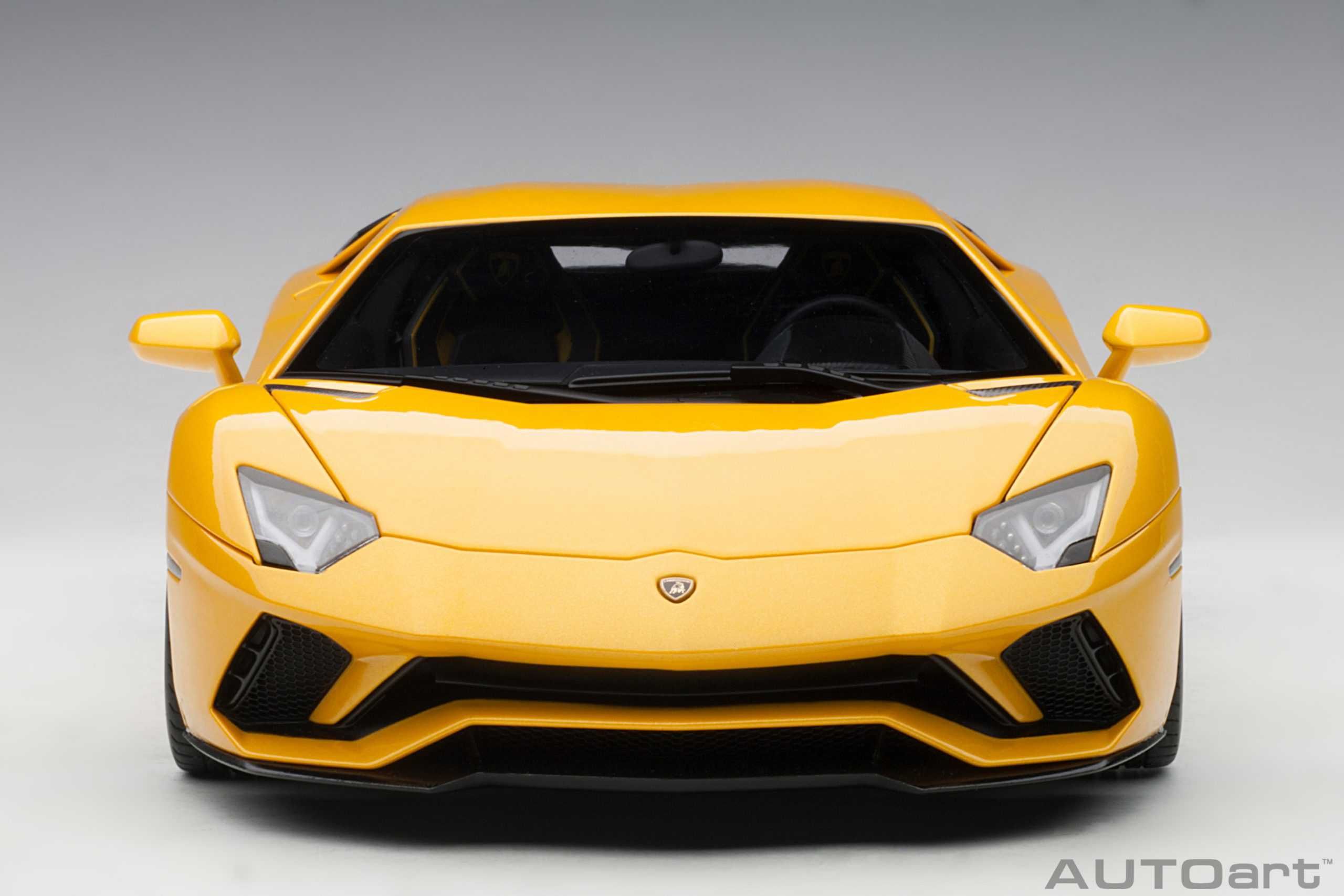 1:18 AUTOart Lamborghini Aventador S 2017 yellow