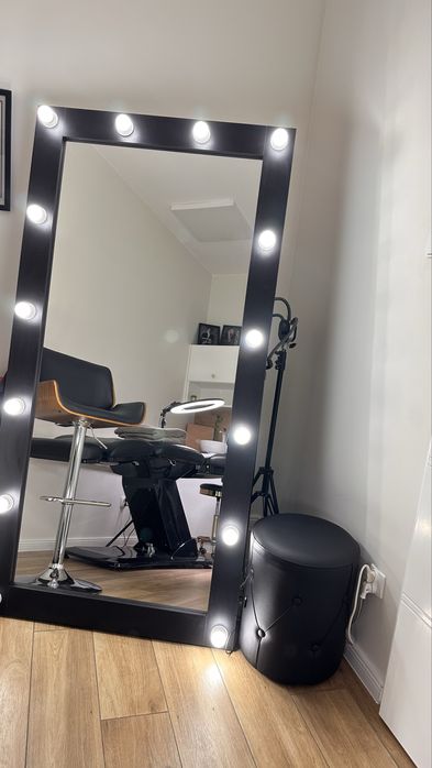 Stylizacja brwi i rzęs . Usuwanie makijażu permanentnego i tatuażu.