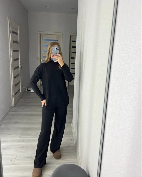 Чорний теплий костюм