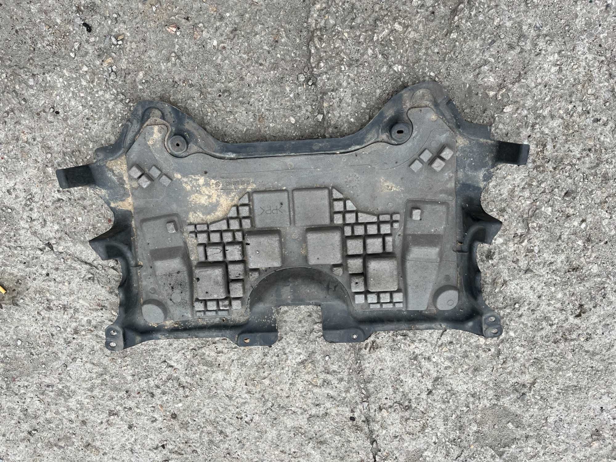 Osłona podłoga silnika Mercedes C W204 A204.520.0823