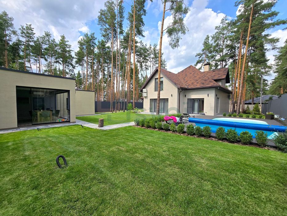 Ліс, тиша, басейн, баня, камін — все, що треба для життя. Лісова Буча