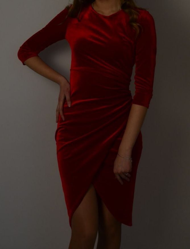 Червона бархатна сукня