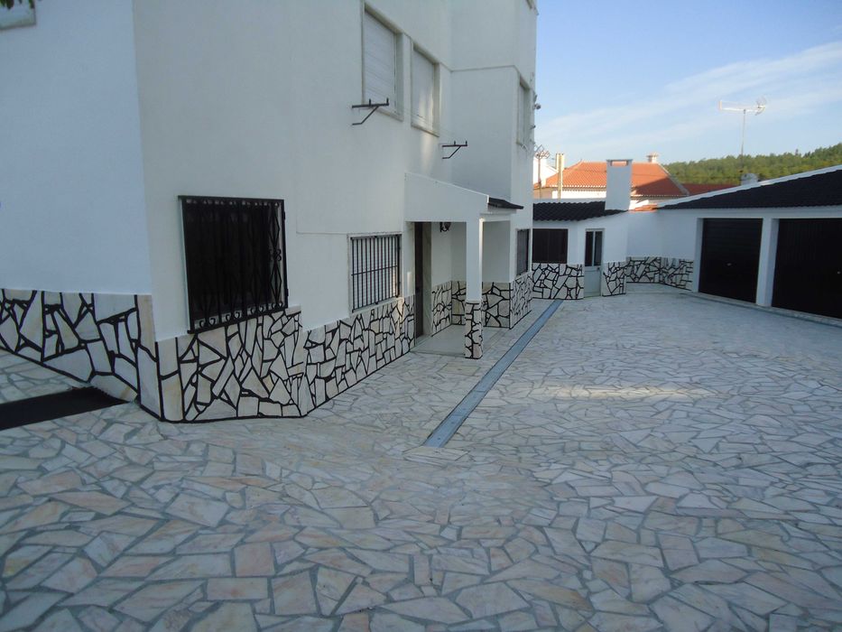 Moradia Duplex T4 em Condomínio Fechado com Pátio e Garagem no Cacém