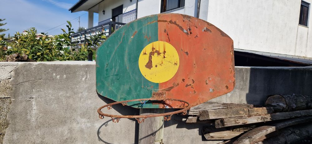 Cesto de basquetebol em ferro