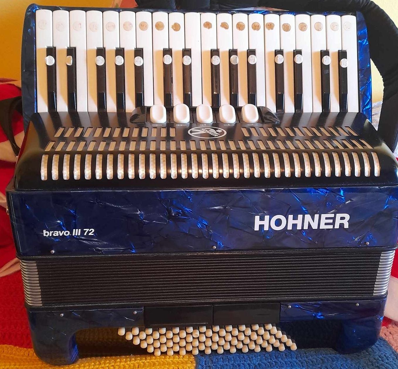 Acordeão hohner bravo III 72