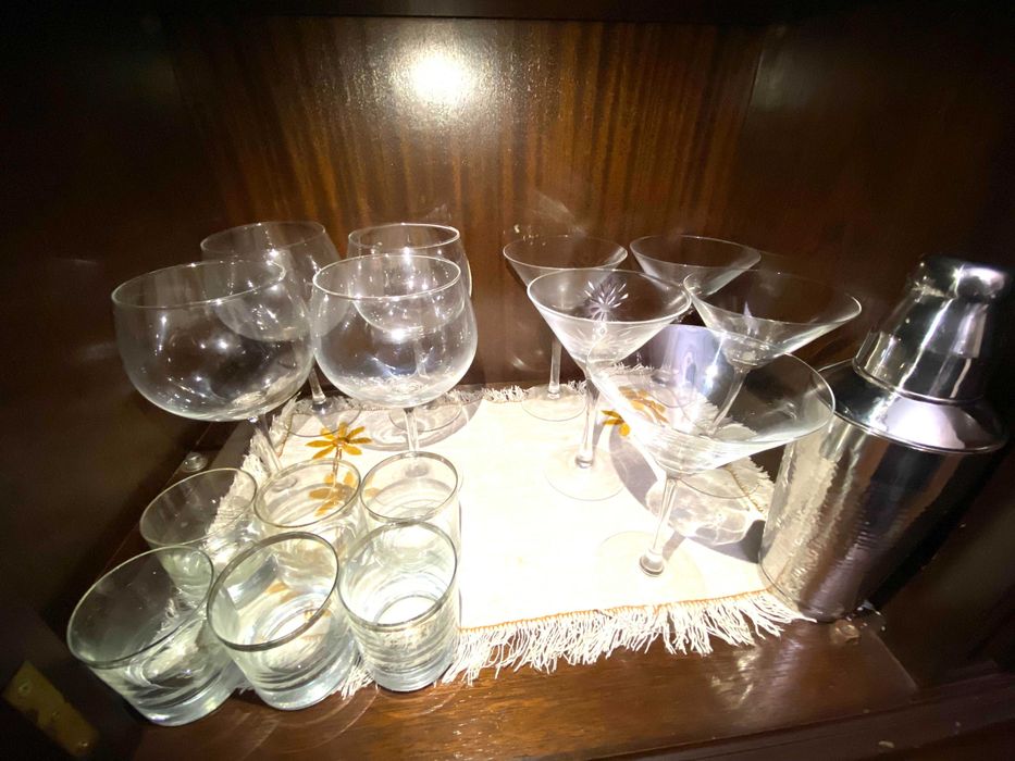 Copos de martini, etc, shaker, peças em porcelana