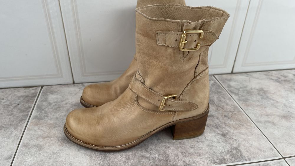 Botins camel em pele