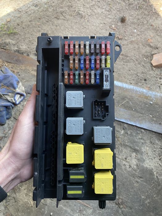 Продам блок предохранителей A9065454701 Mercedes