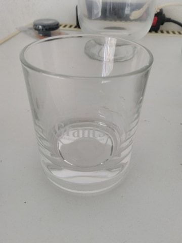 jarro e copo de uísque