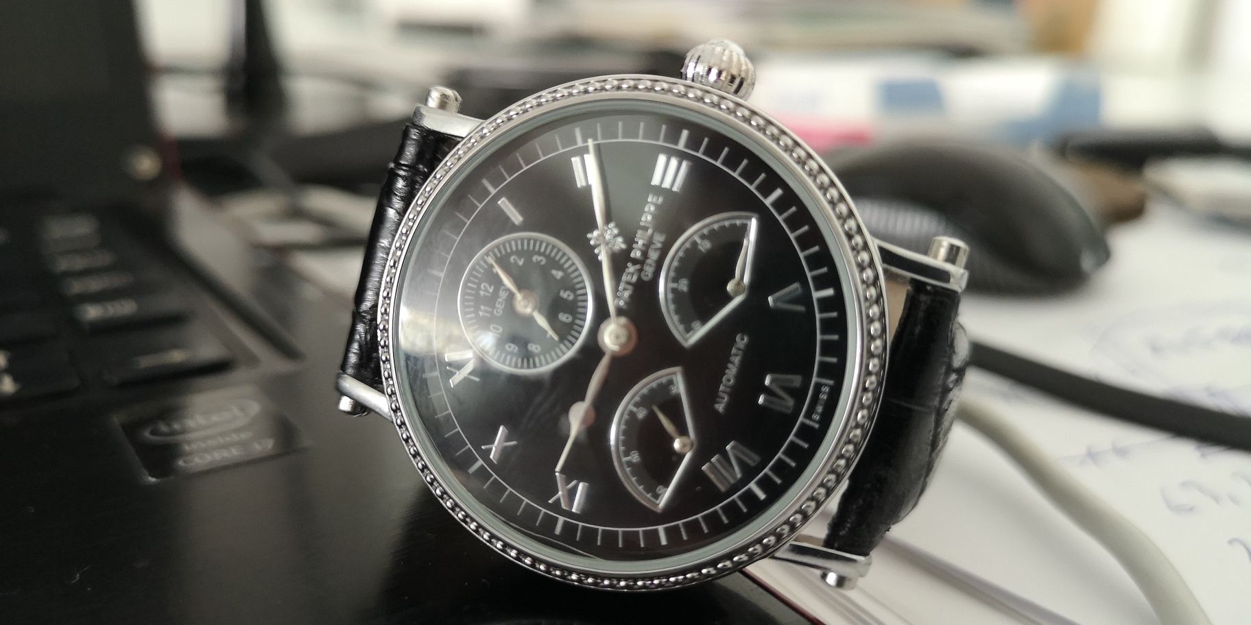 Relógio Patek Philippe com duplo horário.