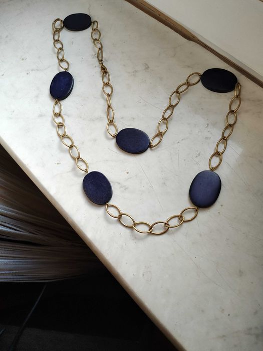Długi ciekawy naszyjnik- mosiężne ogniwa oraz granatowe elementy