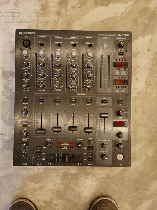 Mesa de Mistura DJ Behringer DJX750 - Profissional com Efeitos Digitai