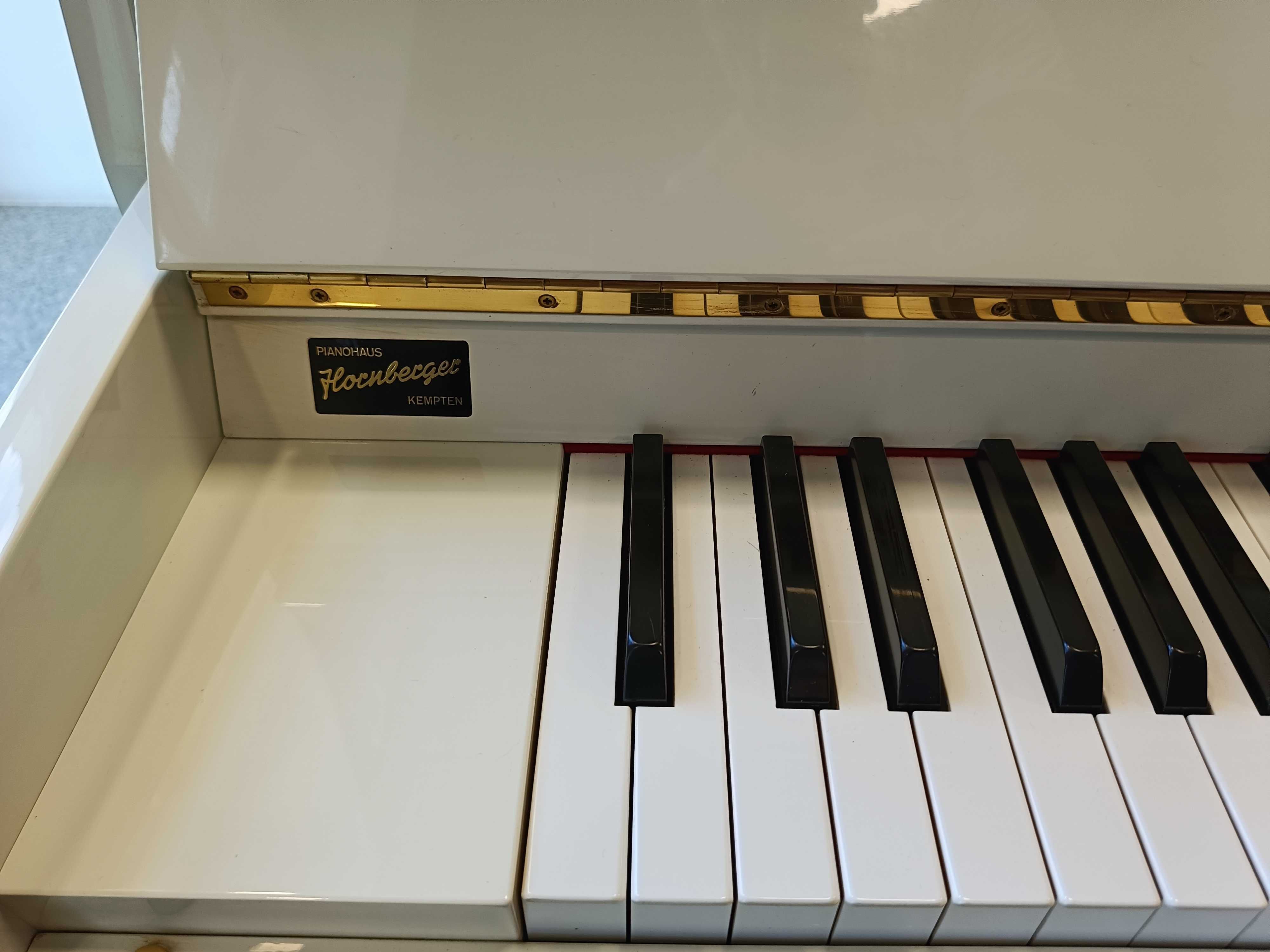 Białe pianino Kawai