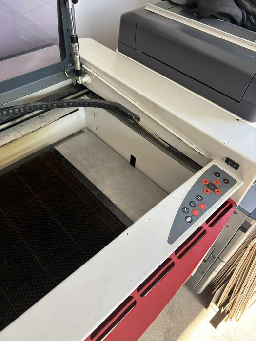 Laser co2 Trotec Speedy 300 - przystawka obrotowa, plaster miodu