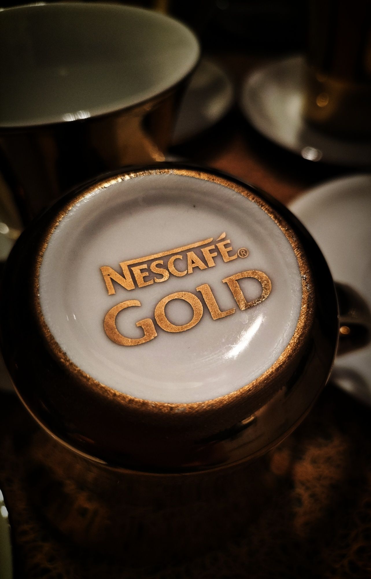Złote, limitowane filiżanki Nescafe Gold. Komplet
