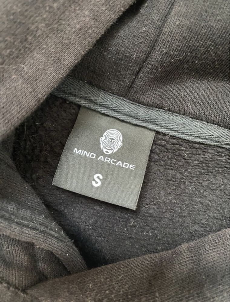Bluza mind arcade z czerwonymi kryształkami