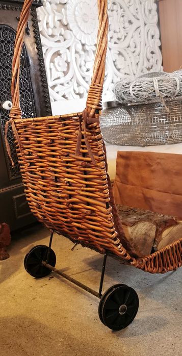 Wiklinowy kosz na drewno kominkowe