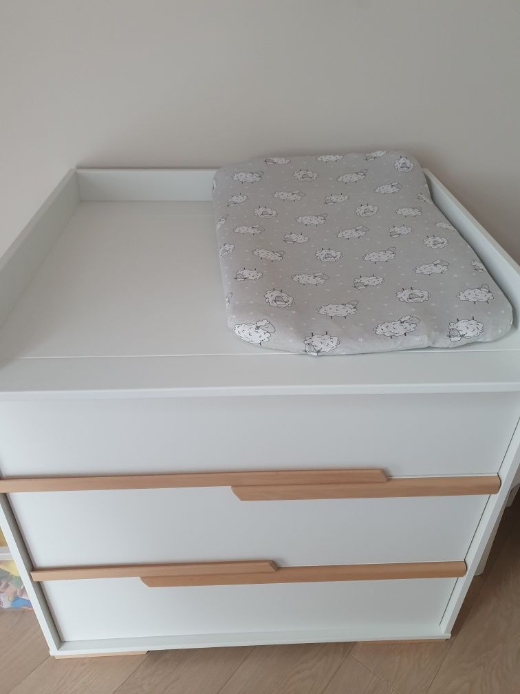 Przewijak na komodę, drewno gł. 56 cm.