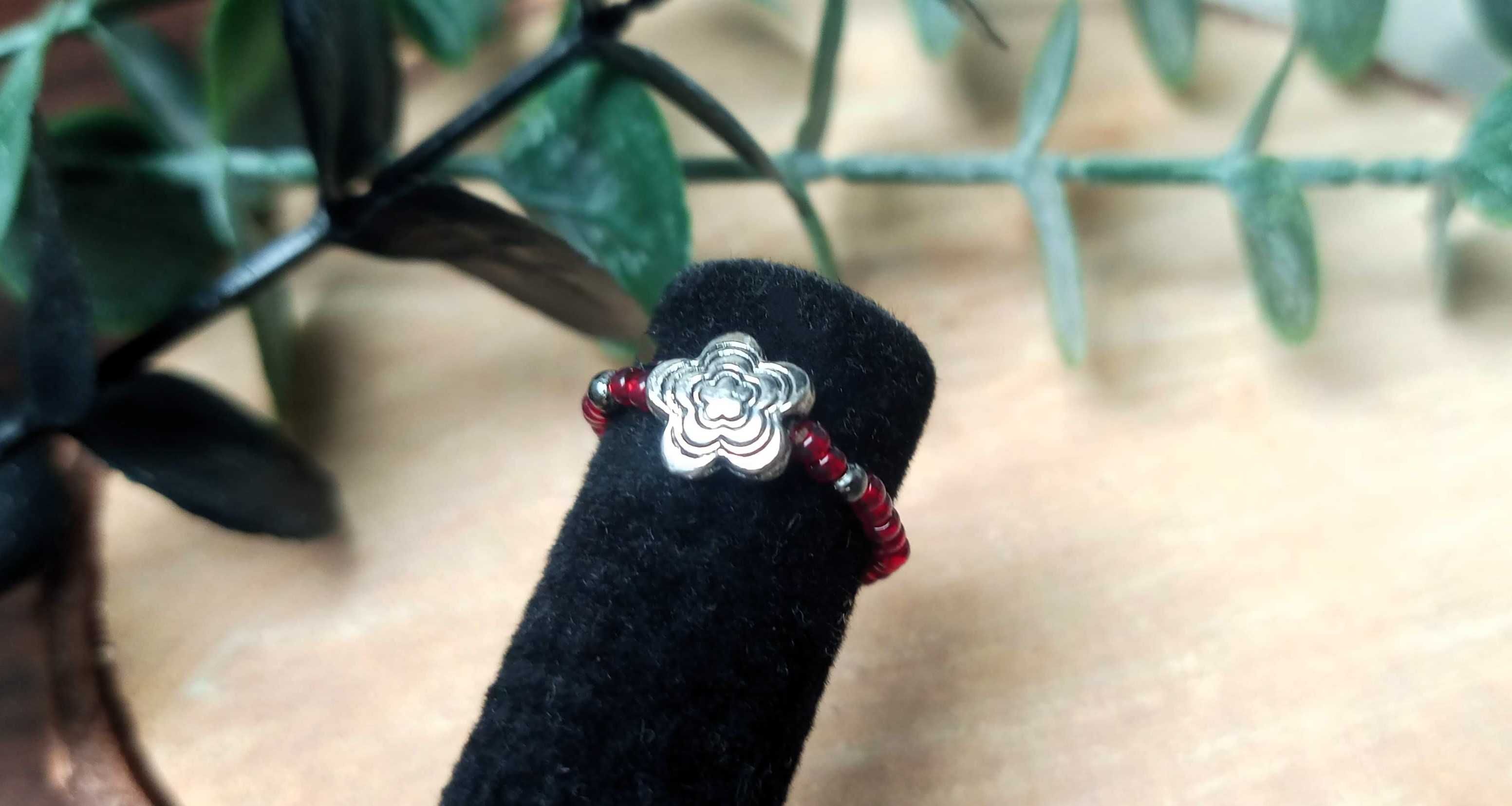 Pierścionek elastyczny czerwony z kwiatkiem prezent dzień kobiet