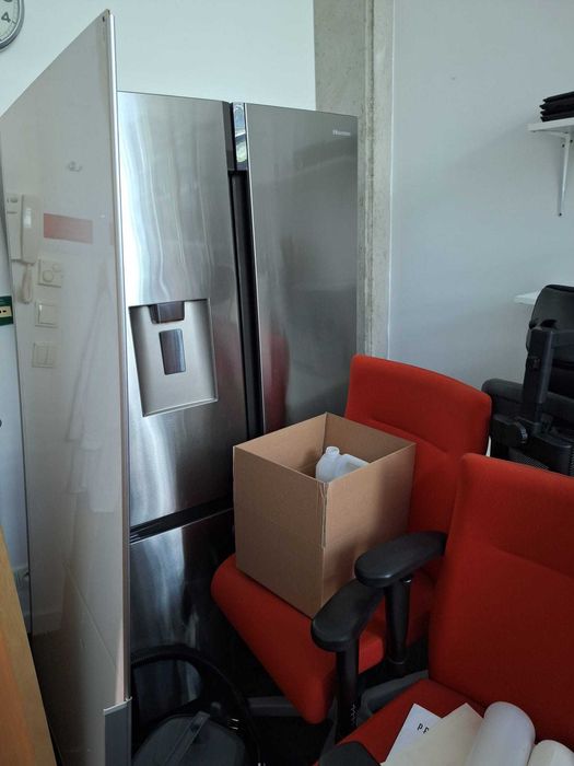 Syndyk sprzeda wyposażenie biurowe i laboratoryjne