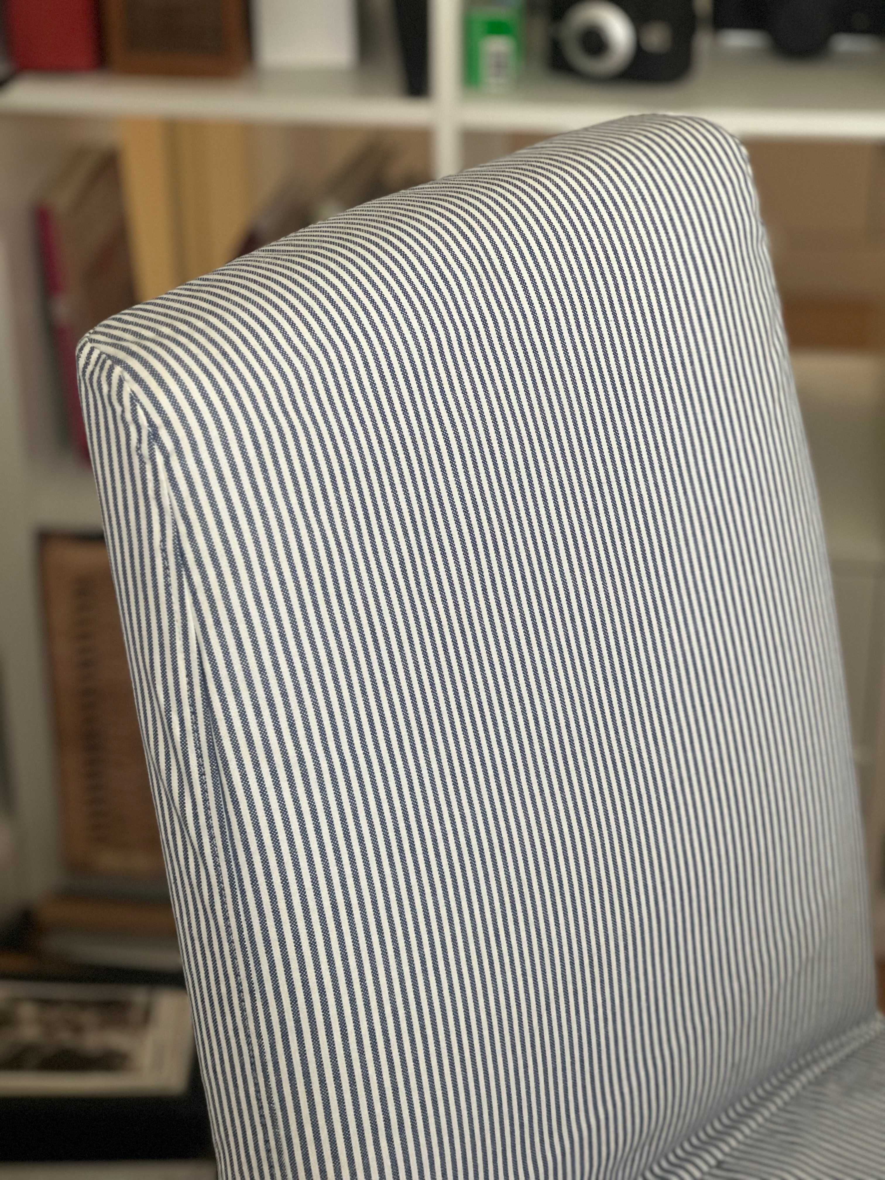 2 Cadeiras IKEA BERGMUND com capa azul e branca às riscas – Como novas