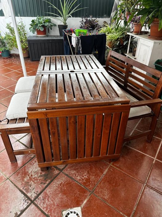 Mesa de jardim de madeira