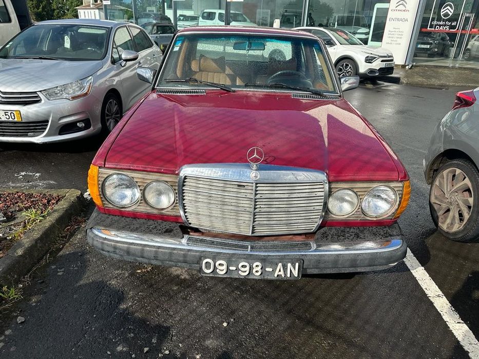 Carro clássico Mercedes 300 D
