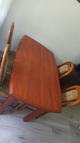 Stół plus 4 krzesła.