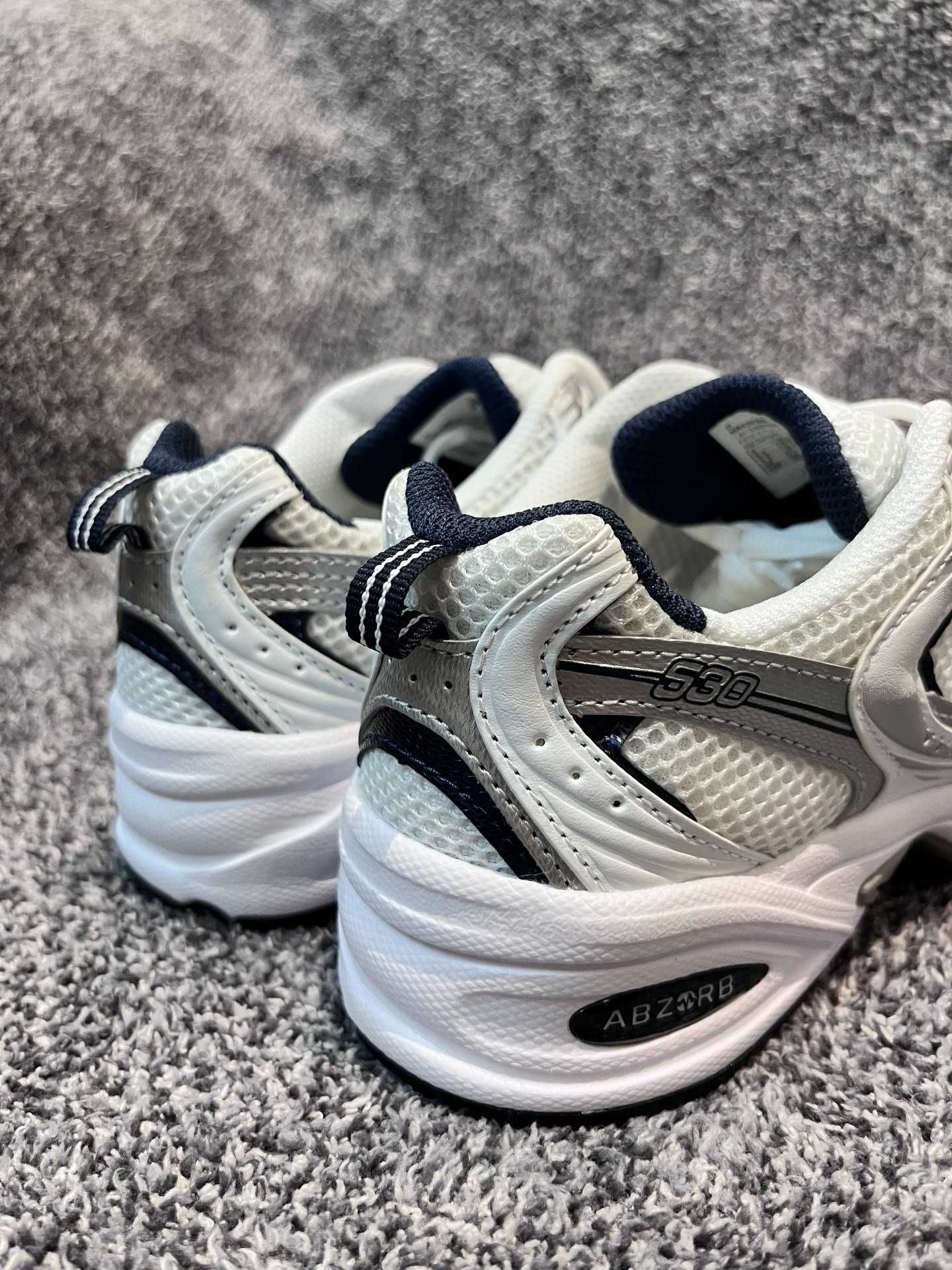 WhiteSilver\NewBalance*Damskie*ModaMR530SG UnisexTrampki.39.5