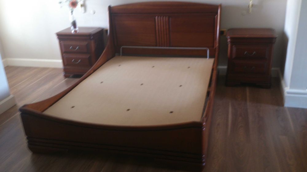 Cama e mesas-de-cabeceira em cerejeira