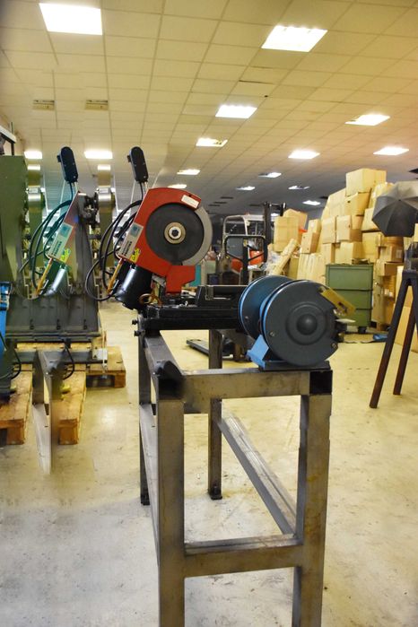 Przecinarka – piła wolnoobrotowa do metalu na stole roboczym