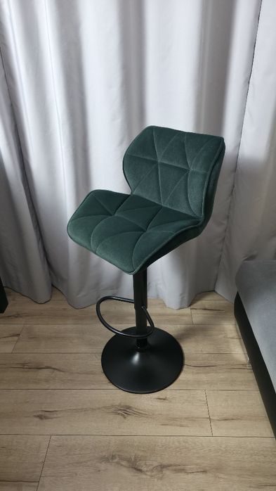Sprzedam krzesło hoker welurowy butelkowa zieleń na czarnej nodze