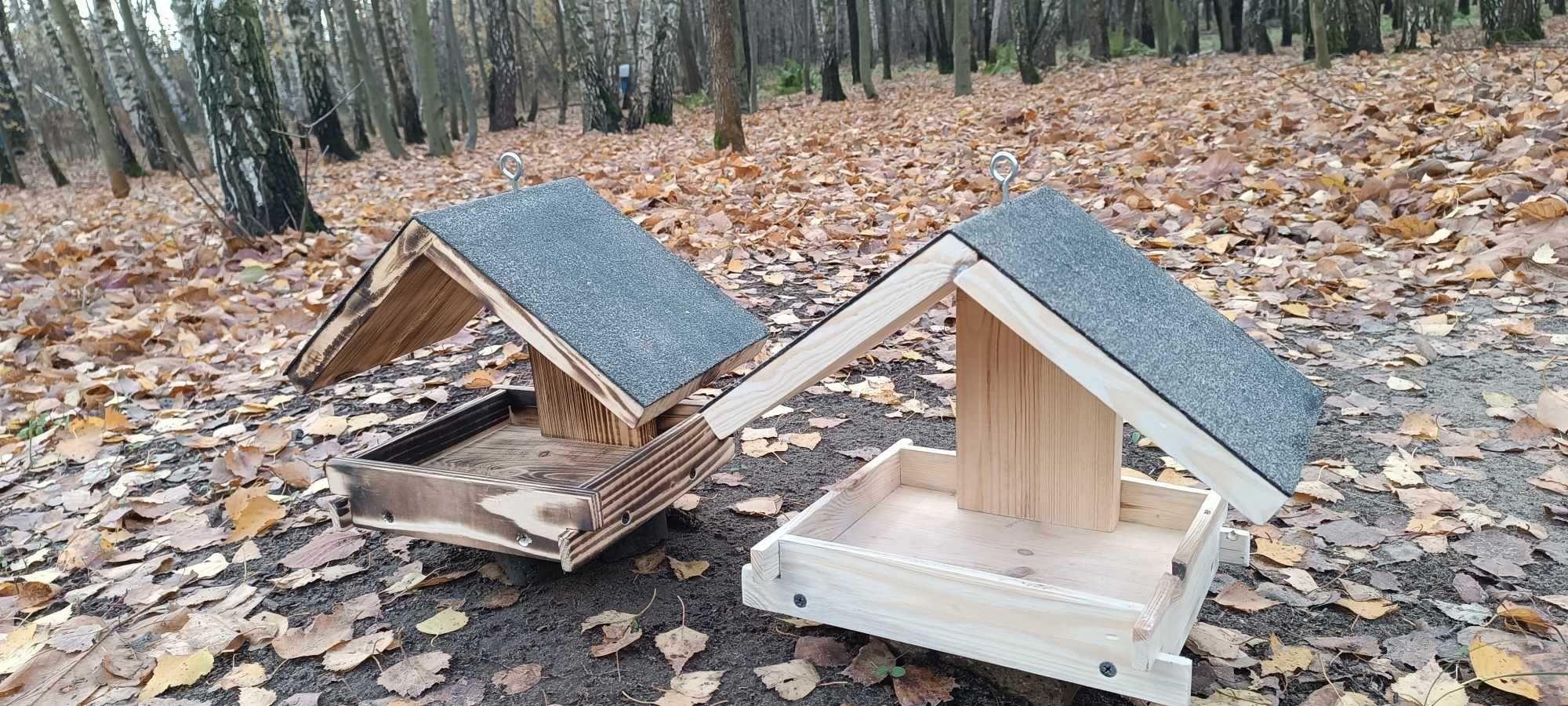 Karmnik dla ptaków drewniany.