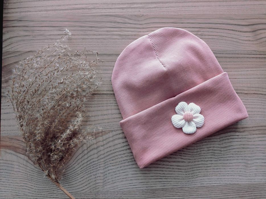 czapka beanie z kwiatuszkiem, Handmade