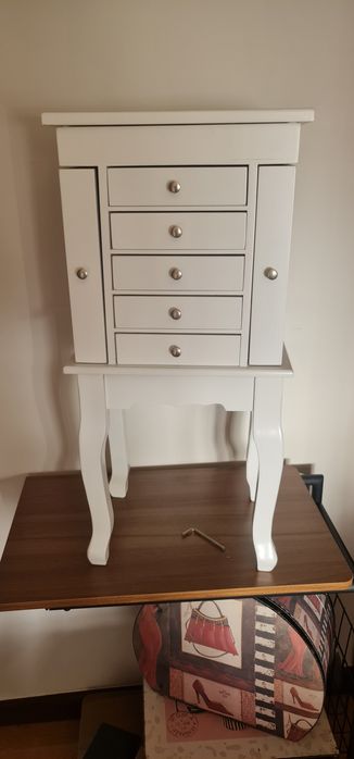 Mesa de cabeceira com porta joias