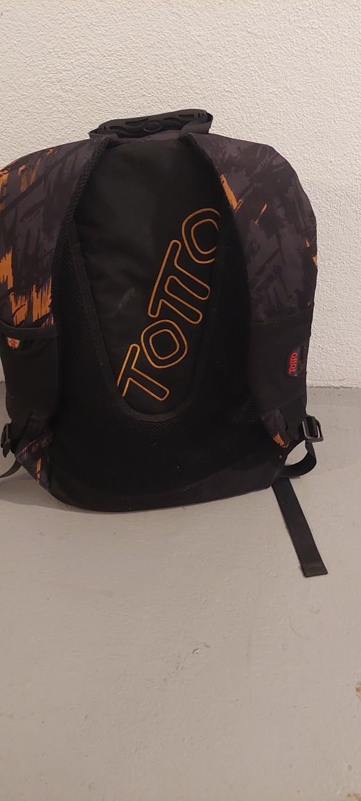 Mochila totto  preta e laranja
