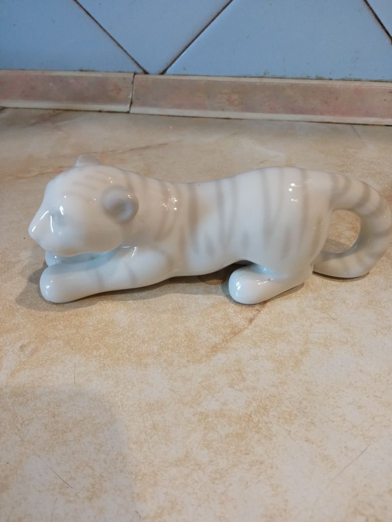 Фарфоровая статуэтка Белый тигр