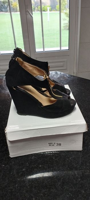 Sapatos ta. 36, com 2 fechos em cima e atrás