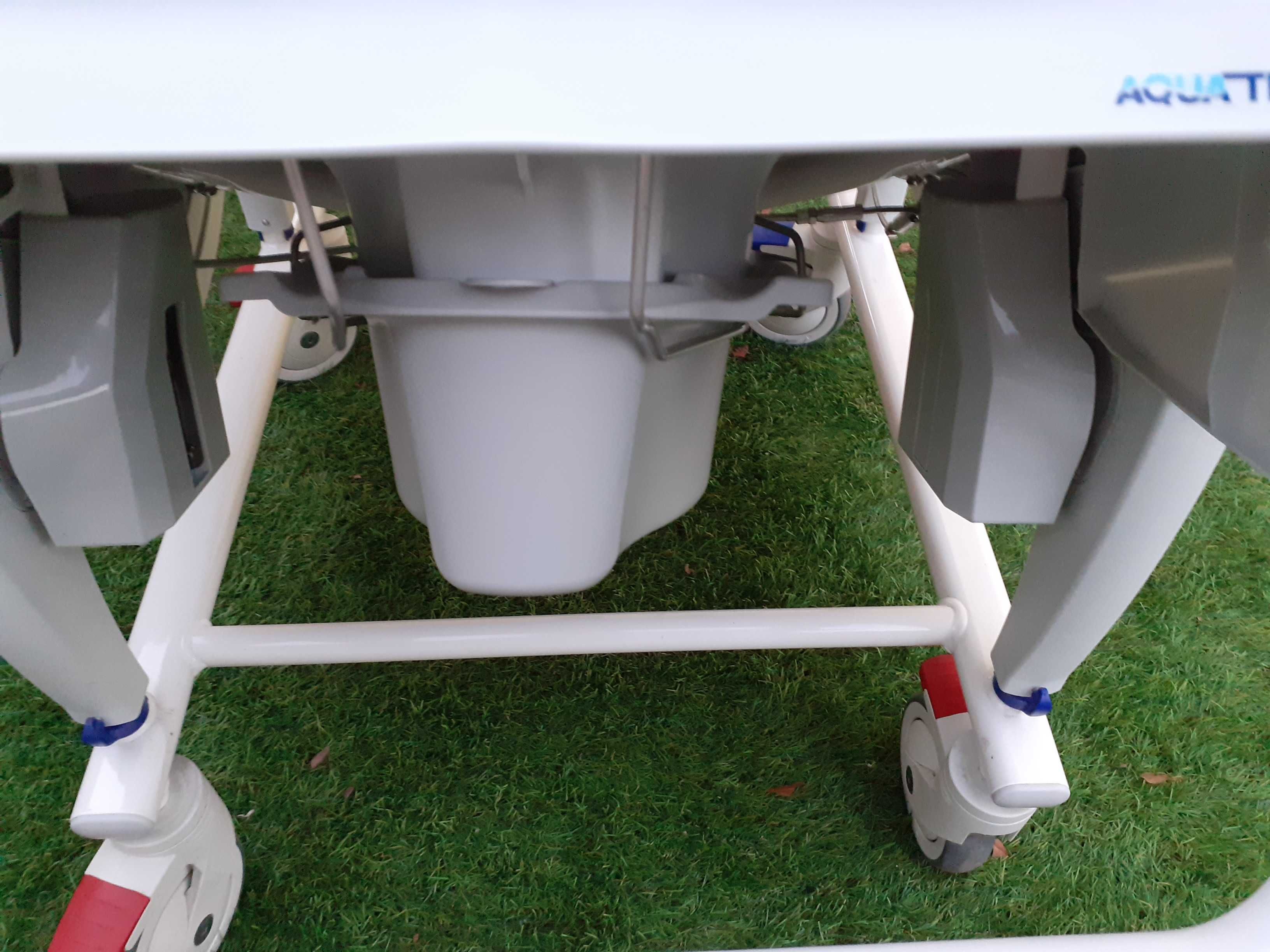 Cadeira de banho sanitária rodas  função de báscula e almofada AQUATEC