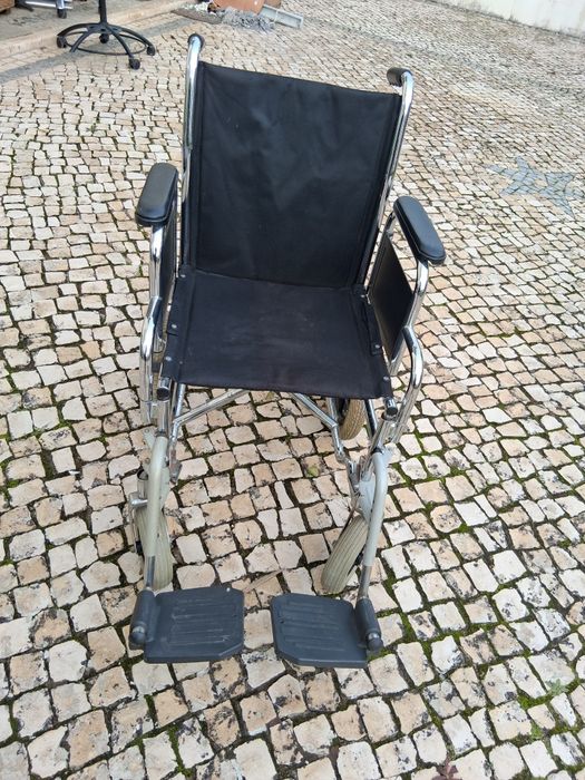 Cadeira de rodas para pessoas com deficiência