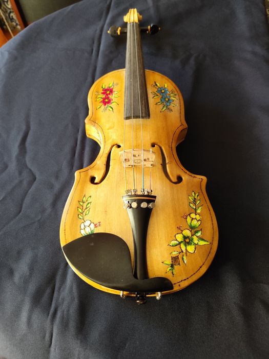 Violino de grande qualidade e decoração a óleo!