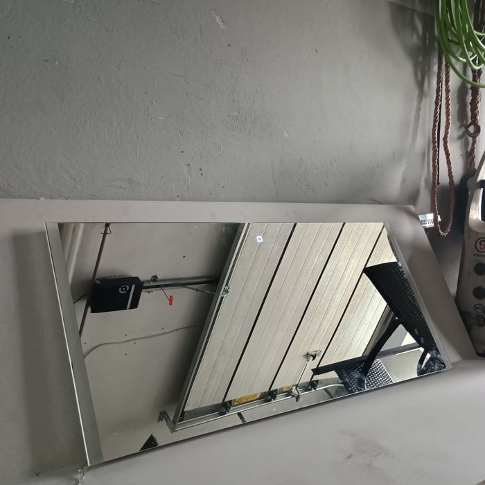 Lustro z oświetleniem LED