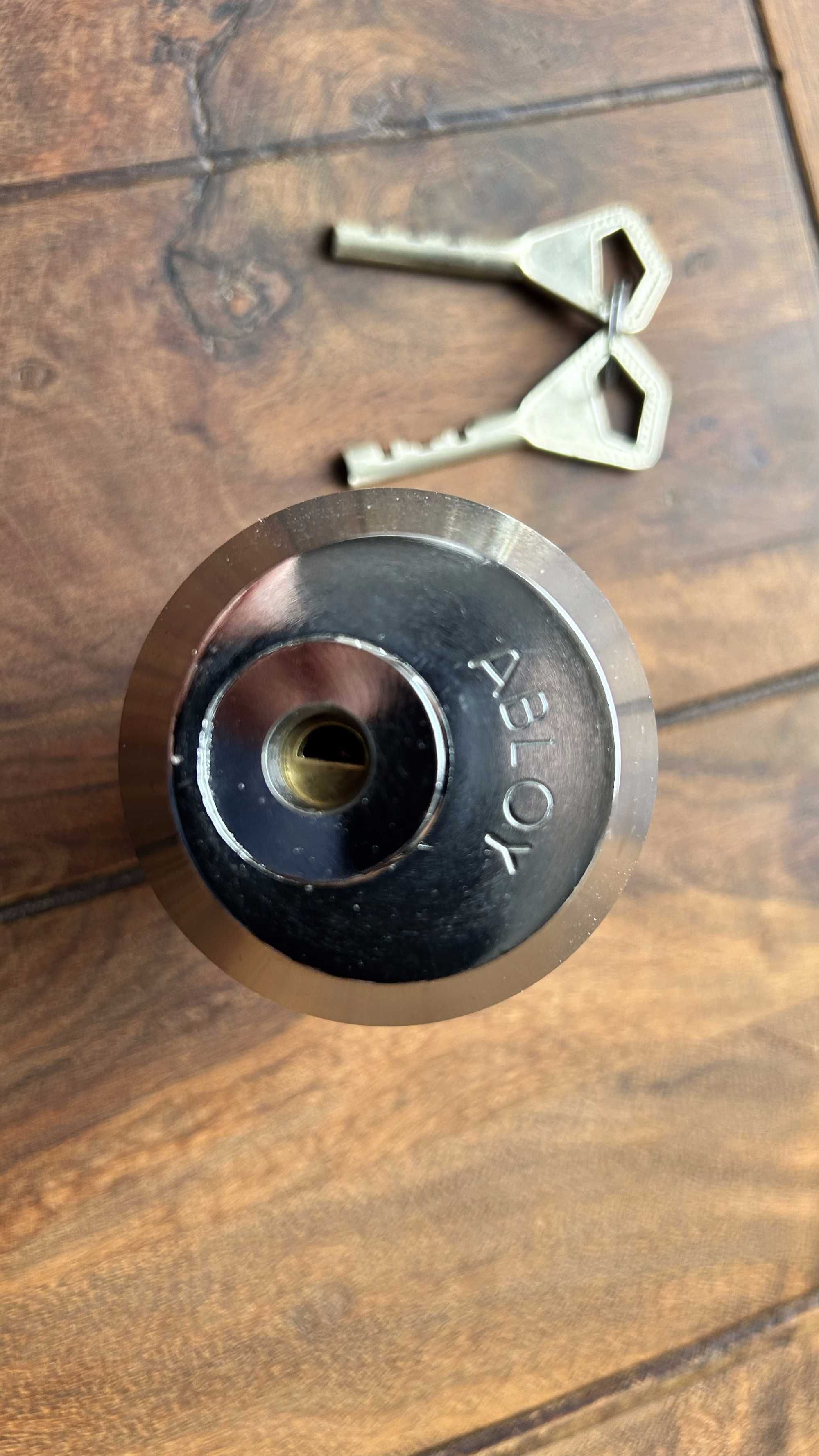 Assa Abloy 4190 wkładka wraz z rozetami.