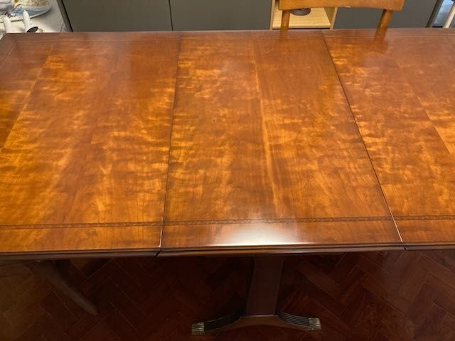 Mesa de jantar tipo holandesa, de cerejeira