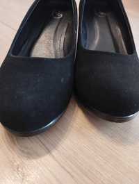 Czarne zamszowe buty na koturnie