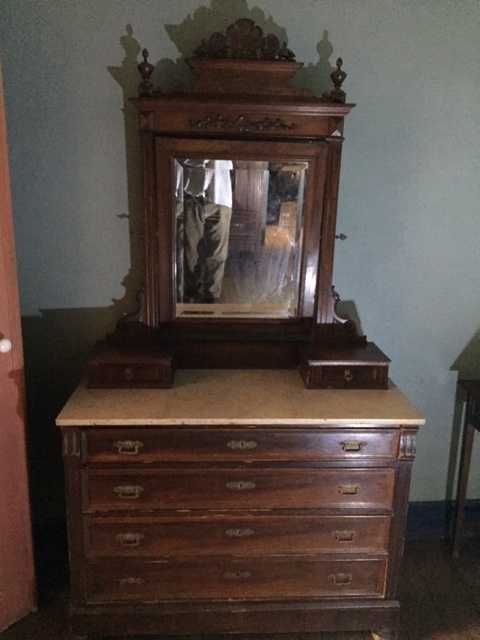 Mobilia de quarto, em madeira maciça