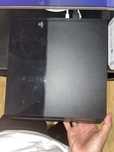 Ps4 com comando e cabos.