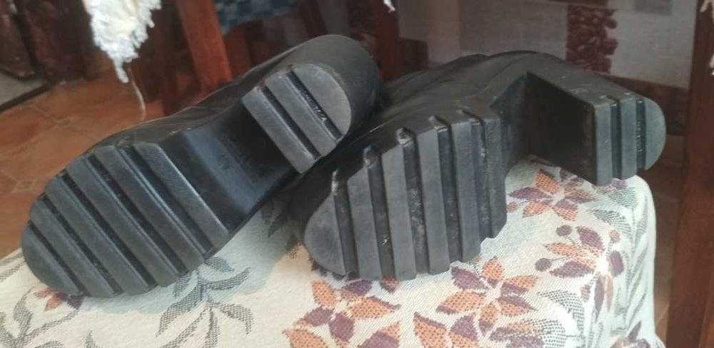 Шкіряні зимові чоботи жіночі на  37 размер.